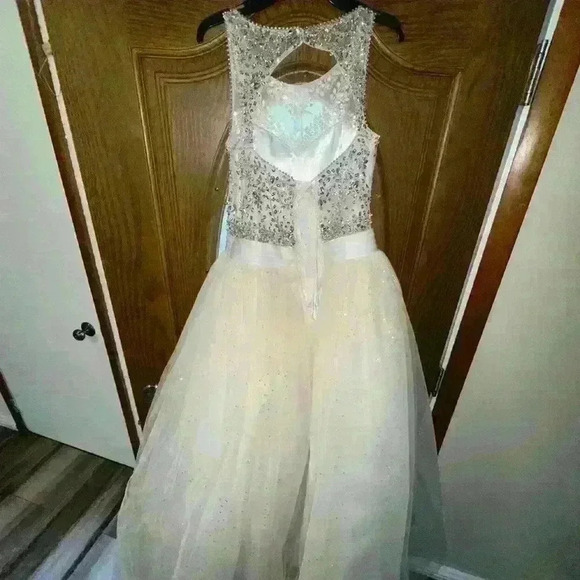 Formal dress - Picture 7 of 9